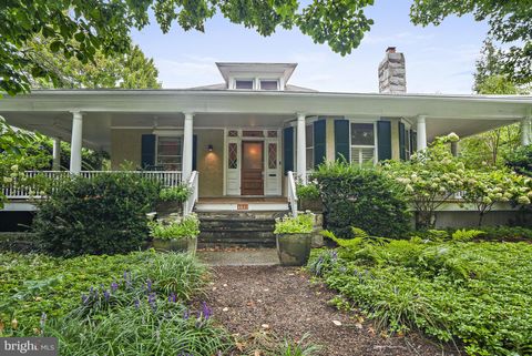 Photo of CHEVY CHASE, MD 20815 (MLS # MDMC2198334)
