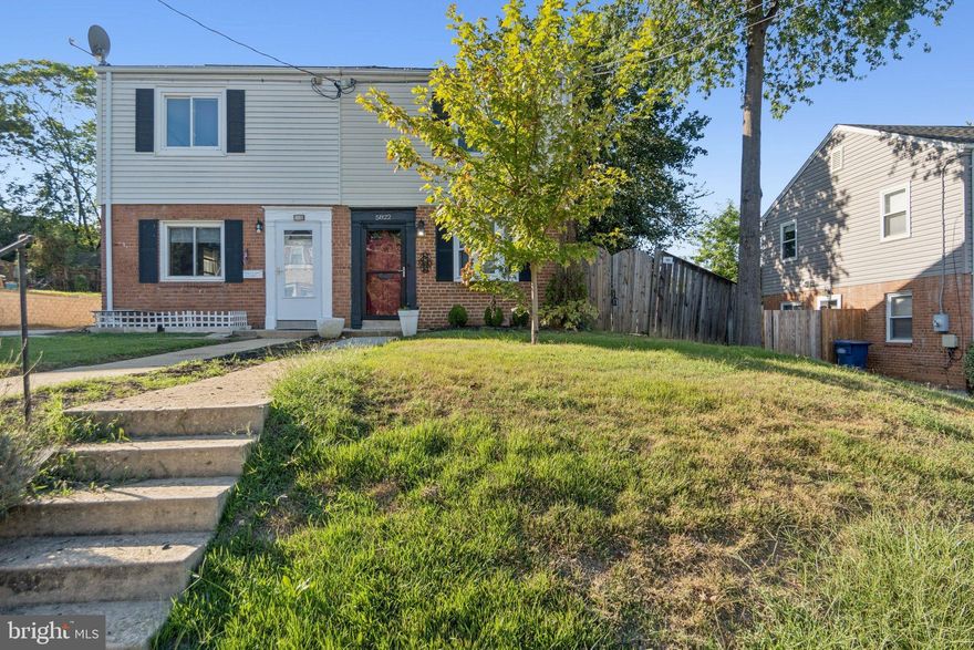 Commuters dream- less than 5 minutes to Huntington Metro!  2 bedroom 1 bath duplex with recently redone deck/patio w/ gazebo.  Completely repainted in last 12 months, updated kitchen and appliances, 5 year old windows.  Large fully fenced rear yard.  Very convenient to bus line and  Amtrak station, Belle Haven, DCA,  Pentagon, Old Town, Ft Belvoir, Amazon 2 HQ, 95/495, and Rt 1.