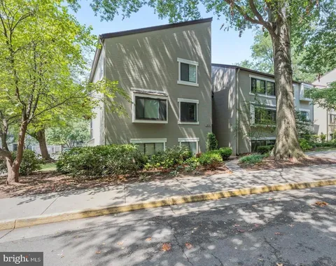 2216 Springwood Drive Unit 202, Reston, VA MLS: VAFX2242928