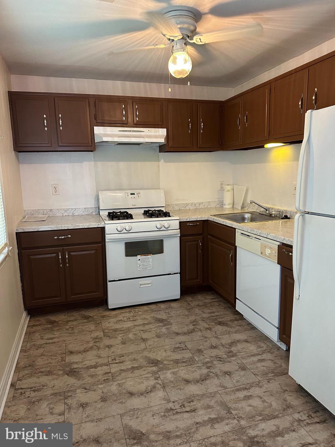 PINEWOOD HILL - Residential Lease