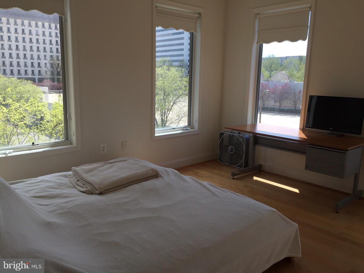 LAKESIDE TOWN CENTRE CONDOMINIUM - Residential Lease