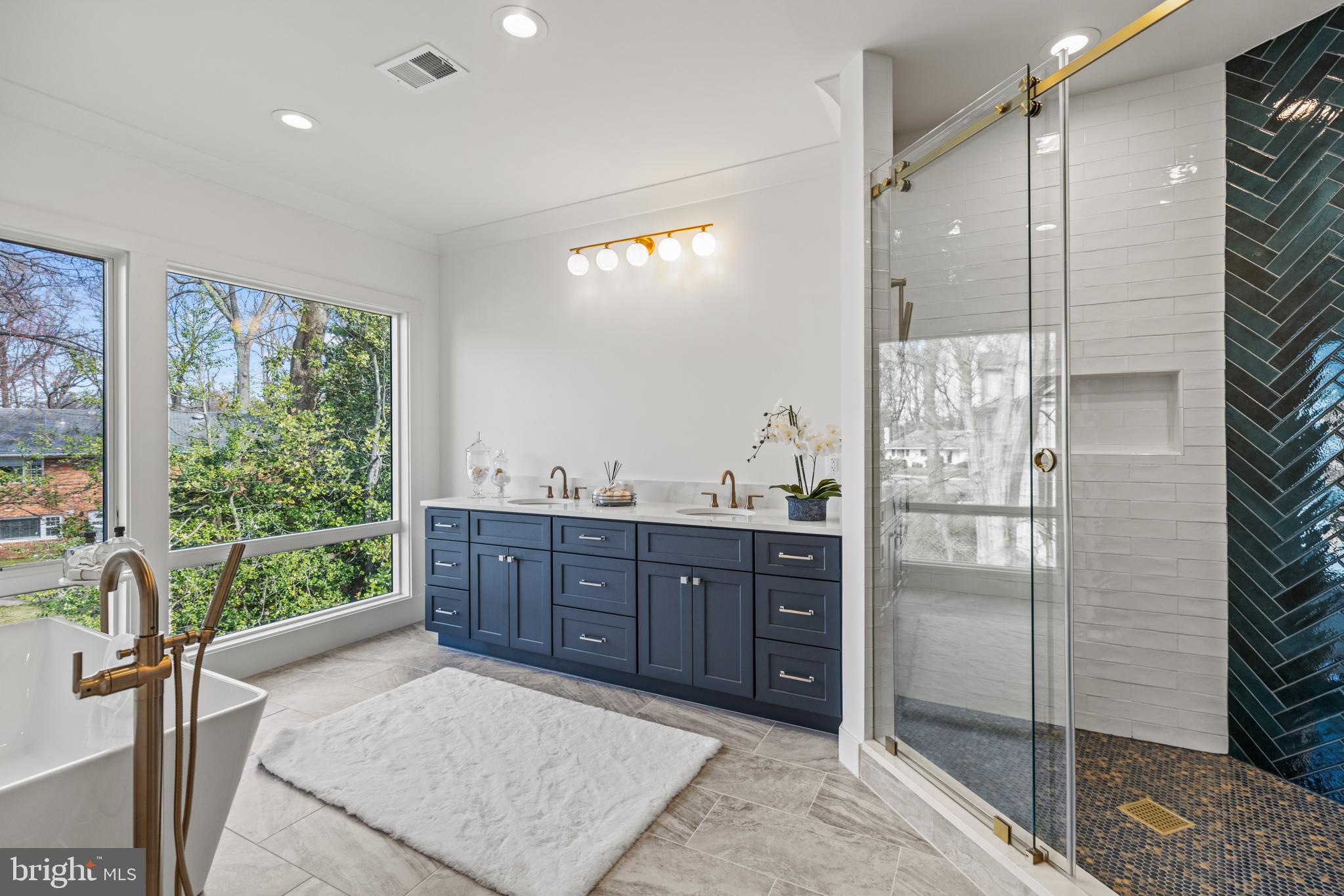 GOLF CLUB MANOR - Residential