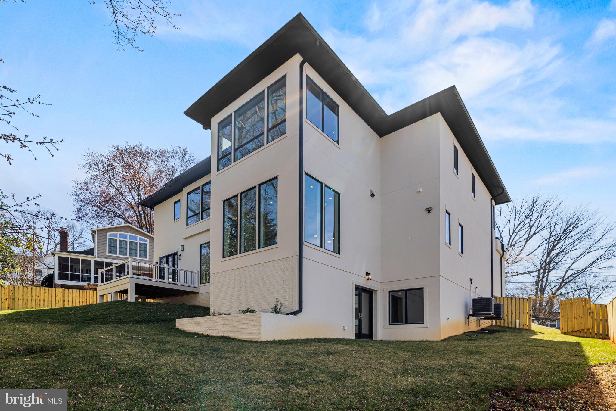 GOLF CLUB MANOR - Residential