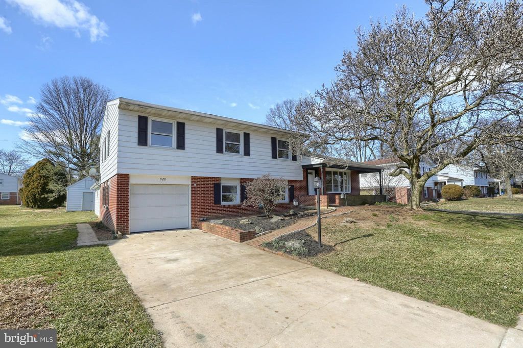 Photo of 1928 LONGVIEW DR, LANCASTER, PA 17601 (MLS # PALA2030766)