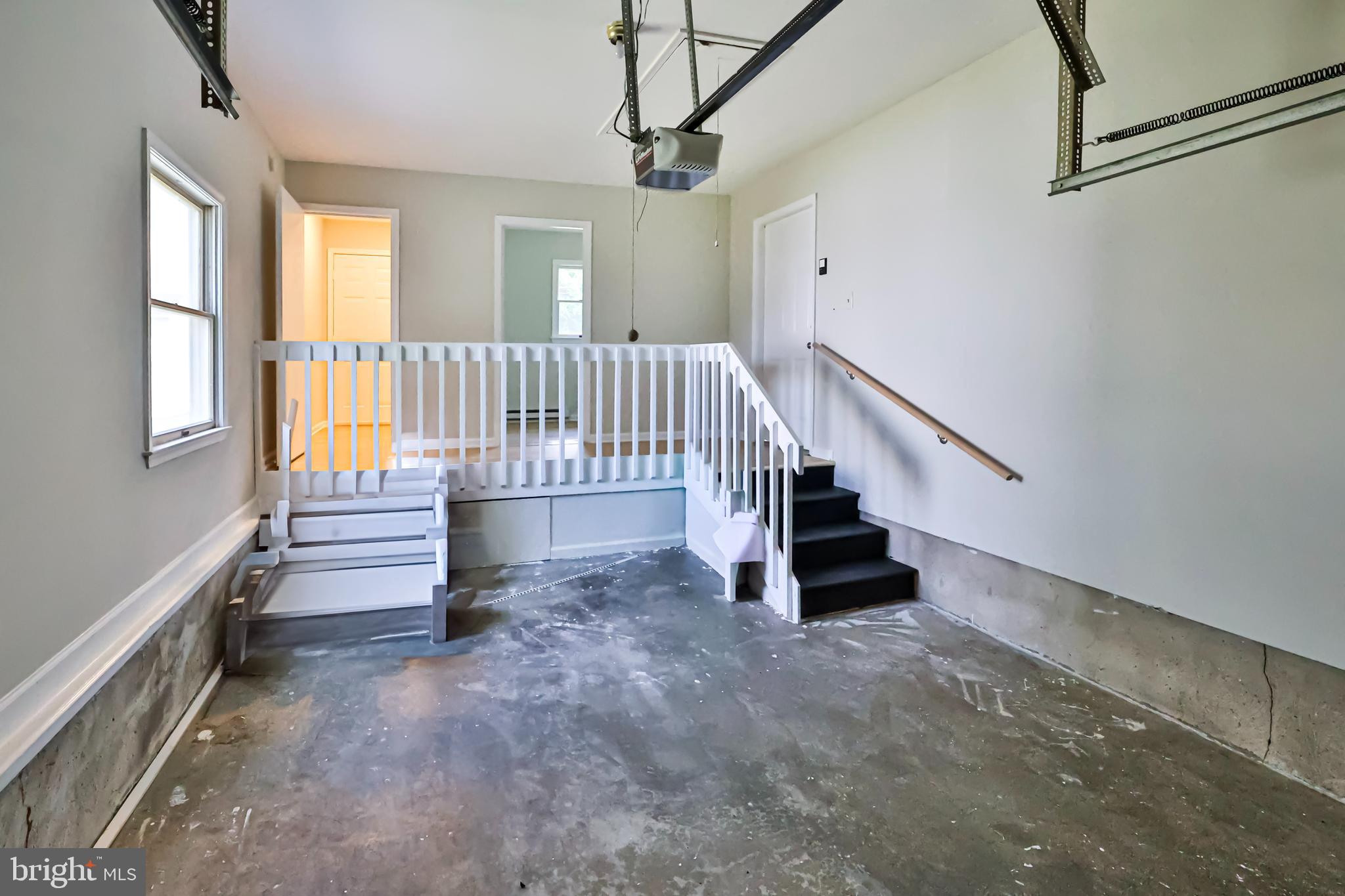 MAUGANSVILLE - Residential