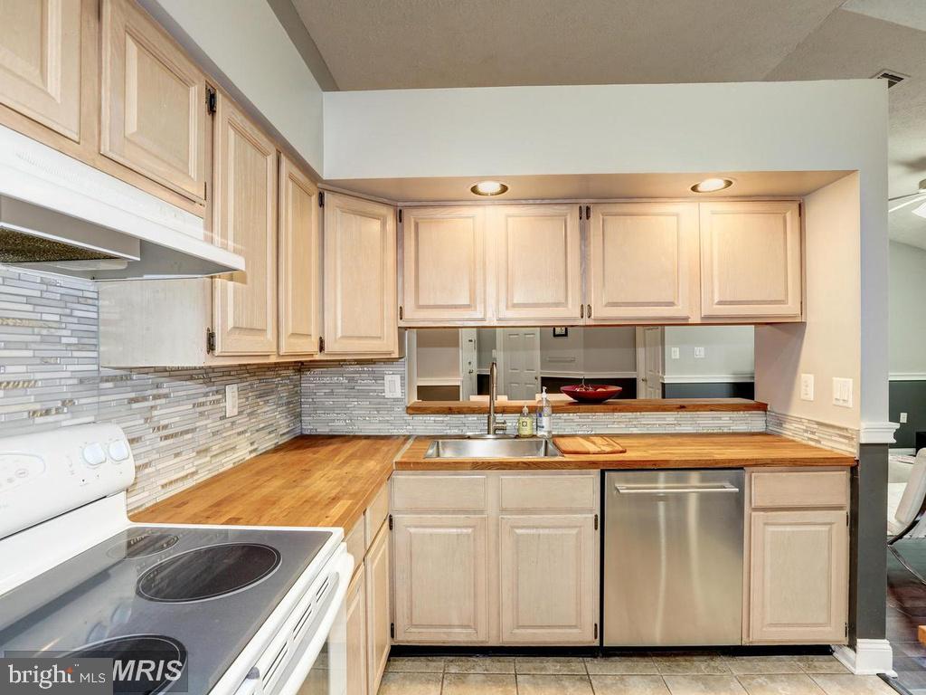 WATERS EDGE AT NORTH LAKE - Residential Lease