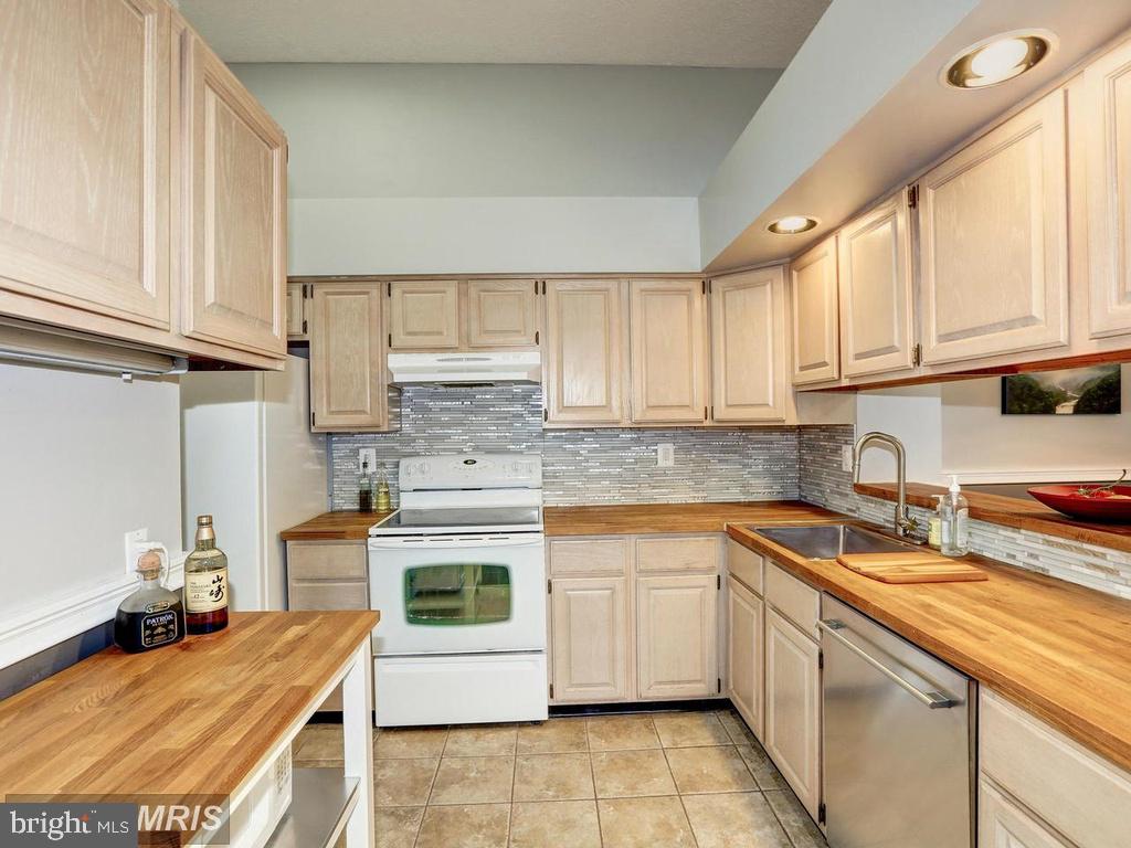 WATERS EDGE AT NORTH LAKE - Residential Lease