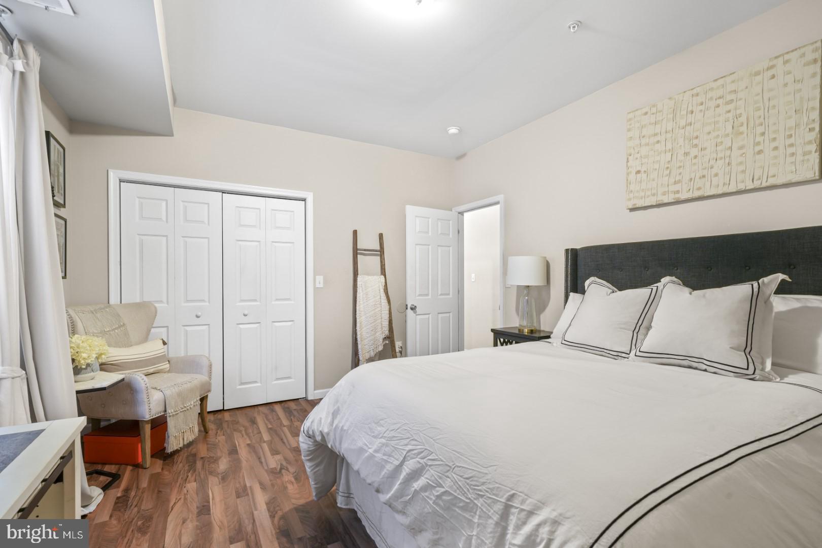 UNIVERSITY CITY - Commercial Sale