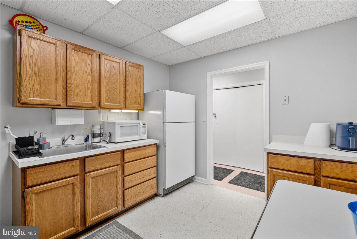 CRESTWOOD PROF CENTER - Commercial Lease