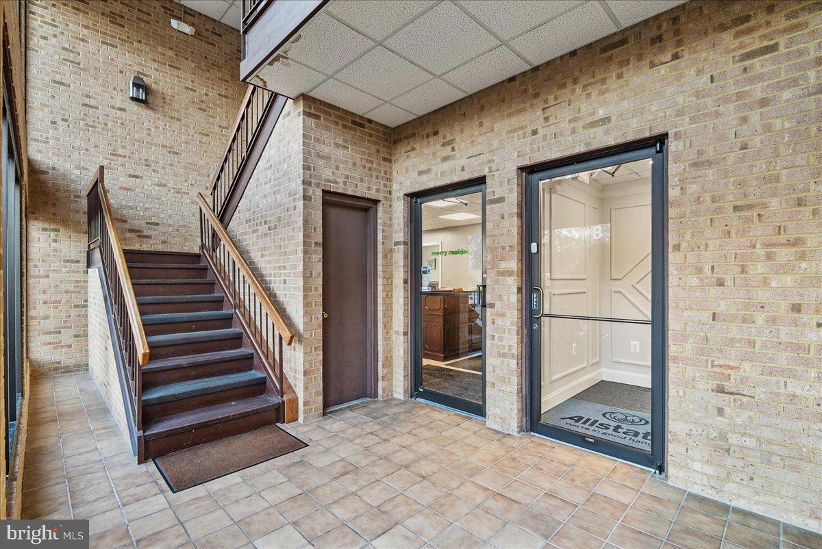 CRESTWOOD PROF CENTER - Commercial Lease