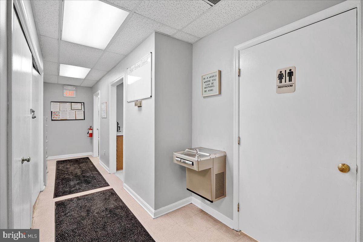 CRESTWOOD PROF CENTER - Commercial Lease