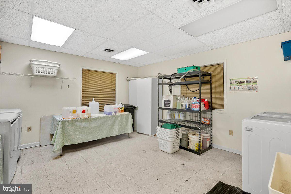 CRESTWOOD PROF CENTER - Commercial Lease