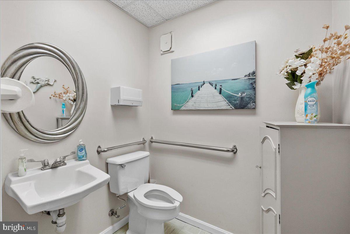 CRESTWOOD PROF CENTER - Commercial Lease