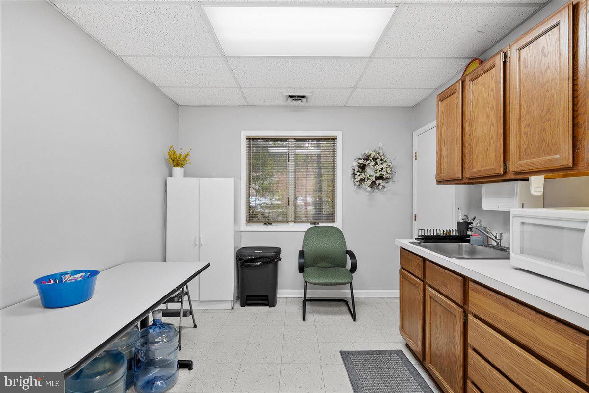 CRESTWOOD PROF CENTER - Commercial Lease