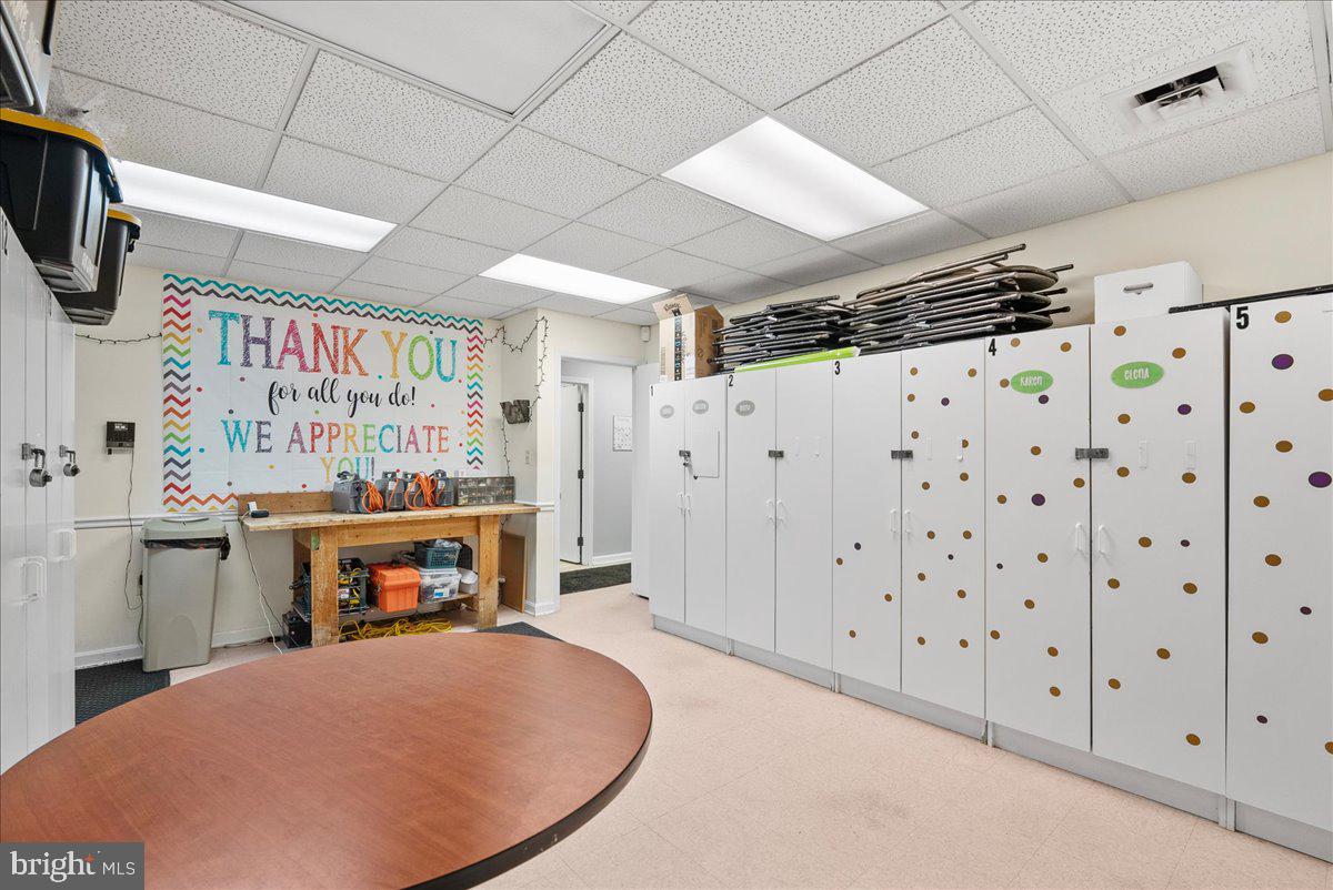 CRESTWOOD PROF CENTER - Commercial Lease