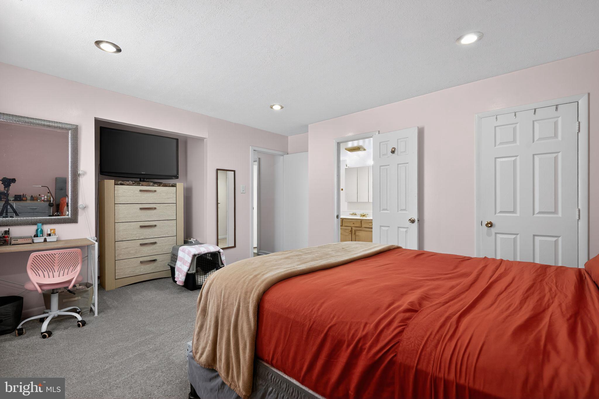 EAST FALLS - Residential