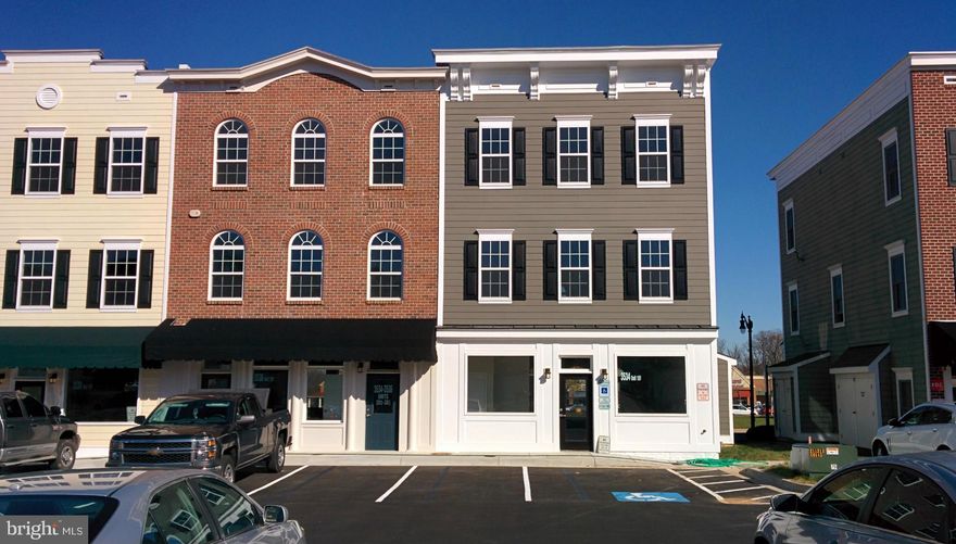 One-bedroom apartment on the top floor of live/ work commercial townhouse with  Kitchen, dining room, living room,  full bathroom, and laundry room.   900 SF.  Wood floor.  Double door entrances.  Huge free public parking lot.   Walking to  Villages of Urbana Town  Center,  (shopping center,  banks,  library,  restaurant, pools).  Mini. to  I-270,  Rd 355,  Rd 80. Call LA and show.