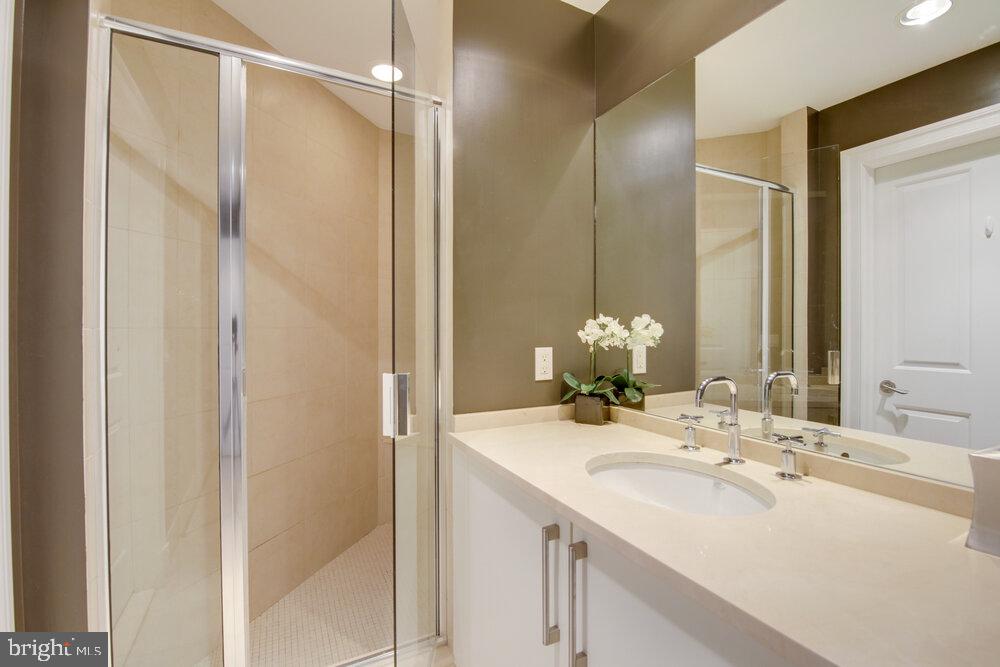 THE RITZ-CARLTON RESIDENCES - Residential Lease