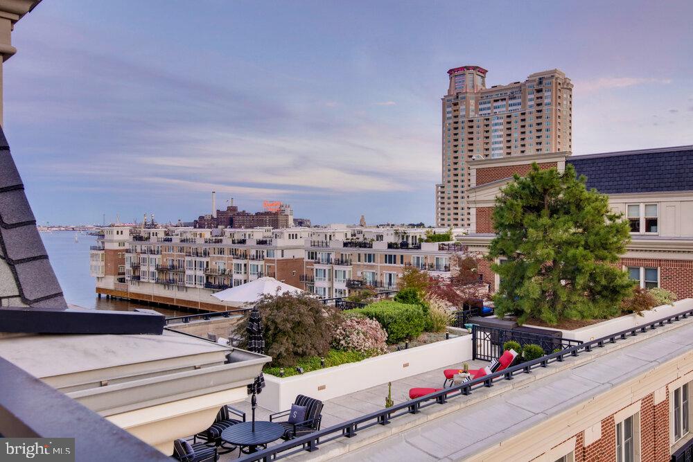 THE RITZ-CARLTON RESIDENCES - Residential Lease