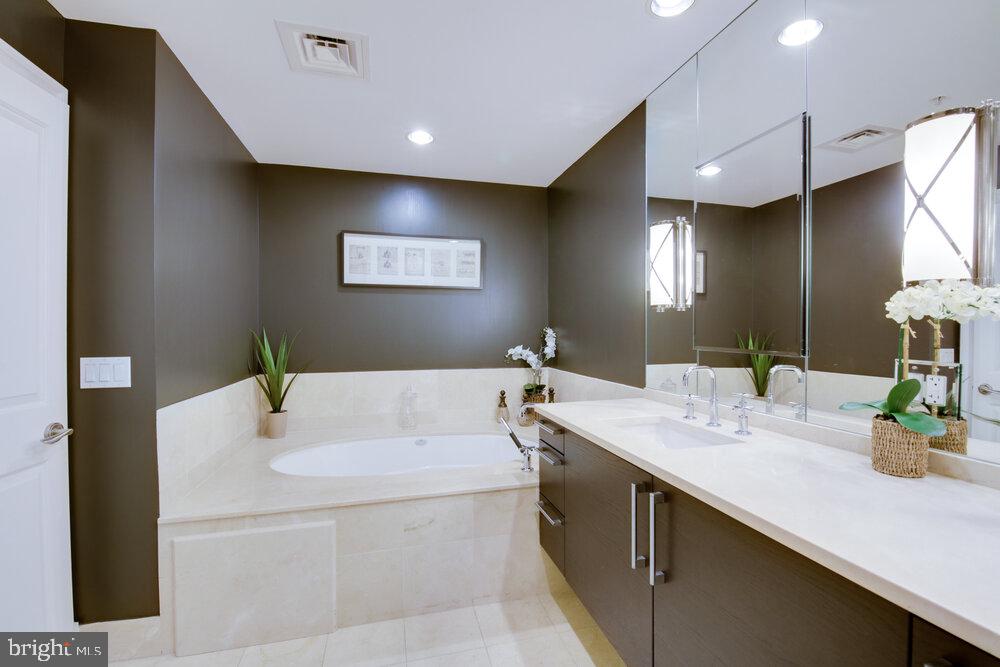 THE RITZ-CARLTON RESIDENCES - Residential Lease