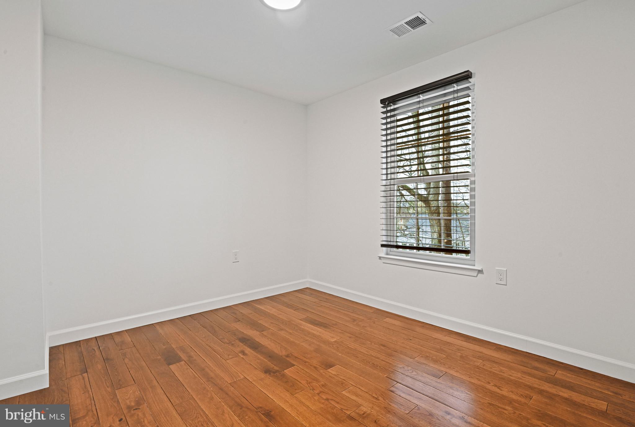 TREESIDE - Residential