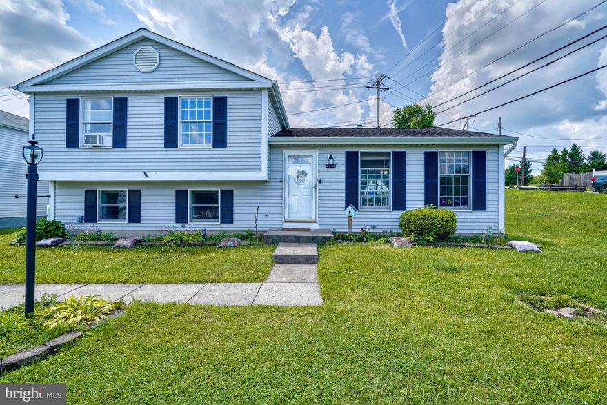 RARELY AVAILABLE SPLIT LEVEL HOUSE ON A LARGE CORNER PROPERTY IN THE SUBDIVISION OF EVERGREEN AT PUTTY HILL. 3 BEDROOMS AND 2 FULL BATHS. SEPARATE DINING & LIVING ROOM.
FINISHED LOWER LEVEL FAMILY ROOM WITH EGRESS TO THE FENCED, REAR YARD. THE HOUSE IS LEASED TO A DAYCARE FOR ANOTHER YEAR WITH INCOME OF $2100 PER MONTH.