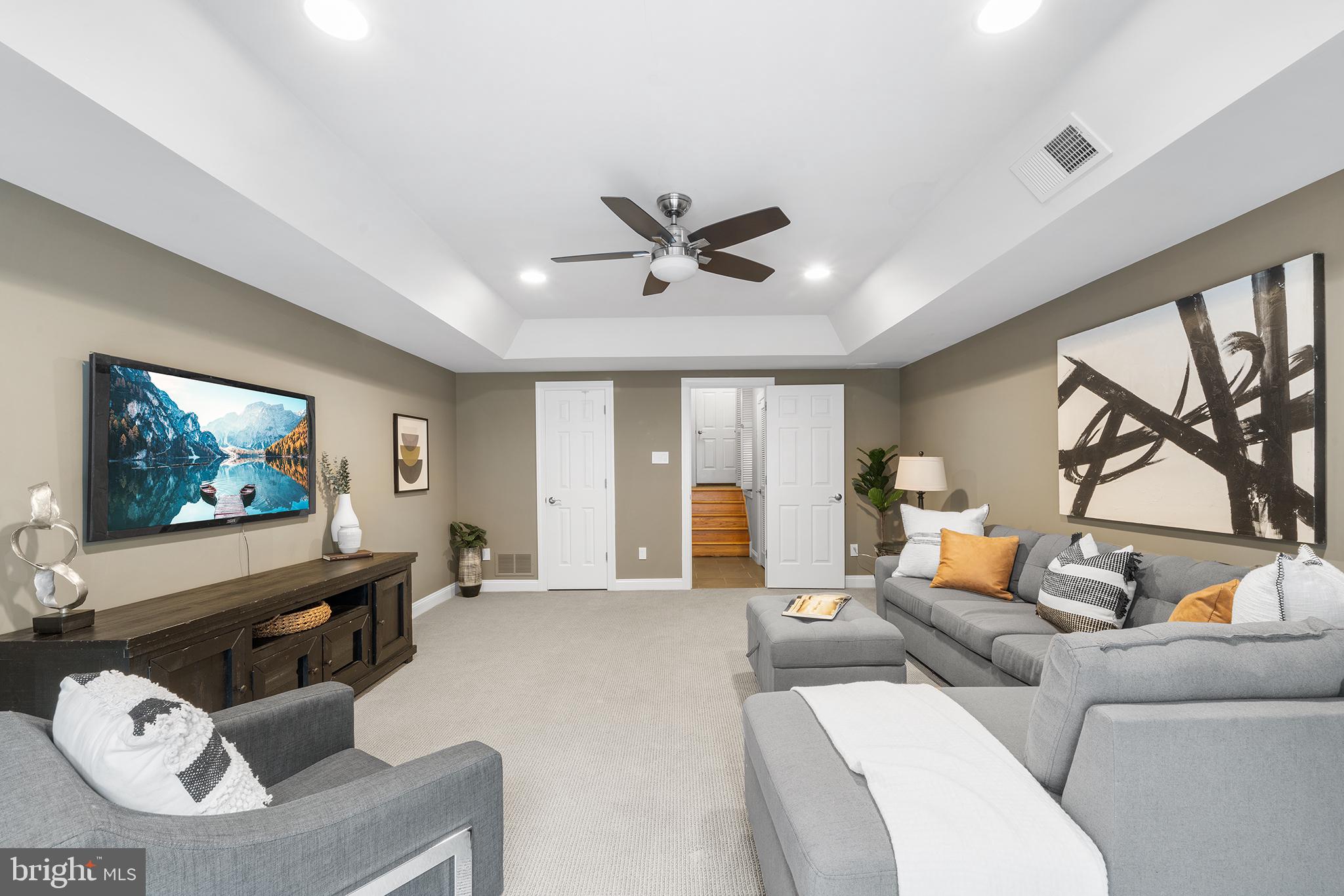 QUEEN VILLAGE - Residential