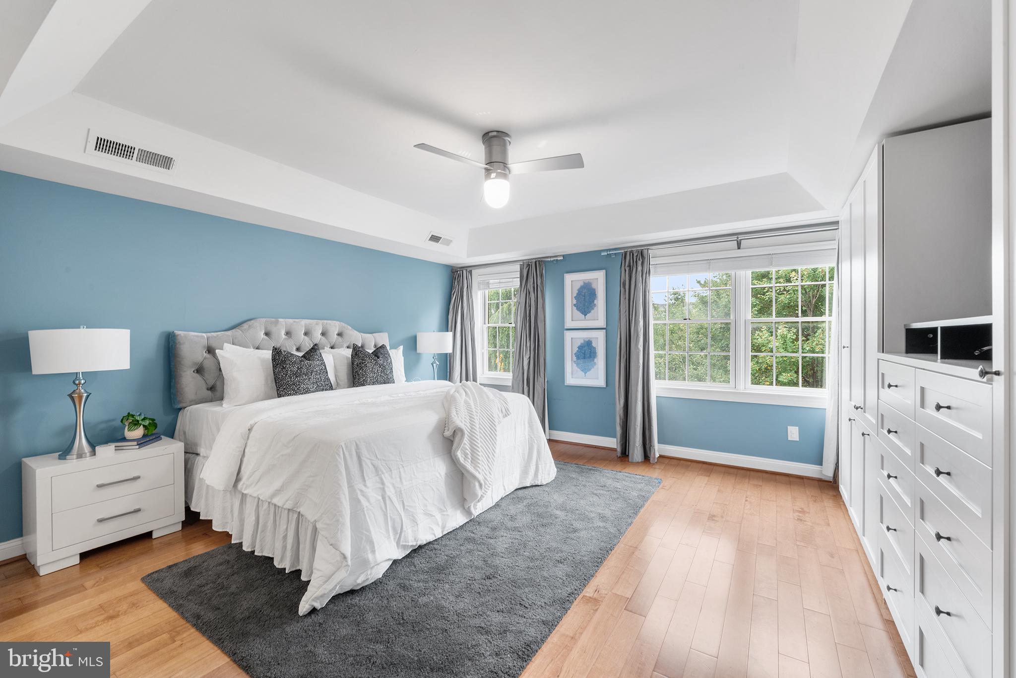 QUEEN VILLAGE - Residential