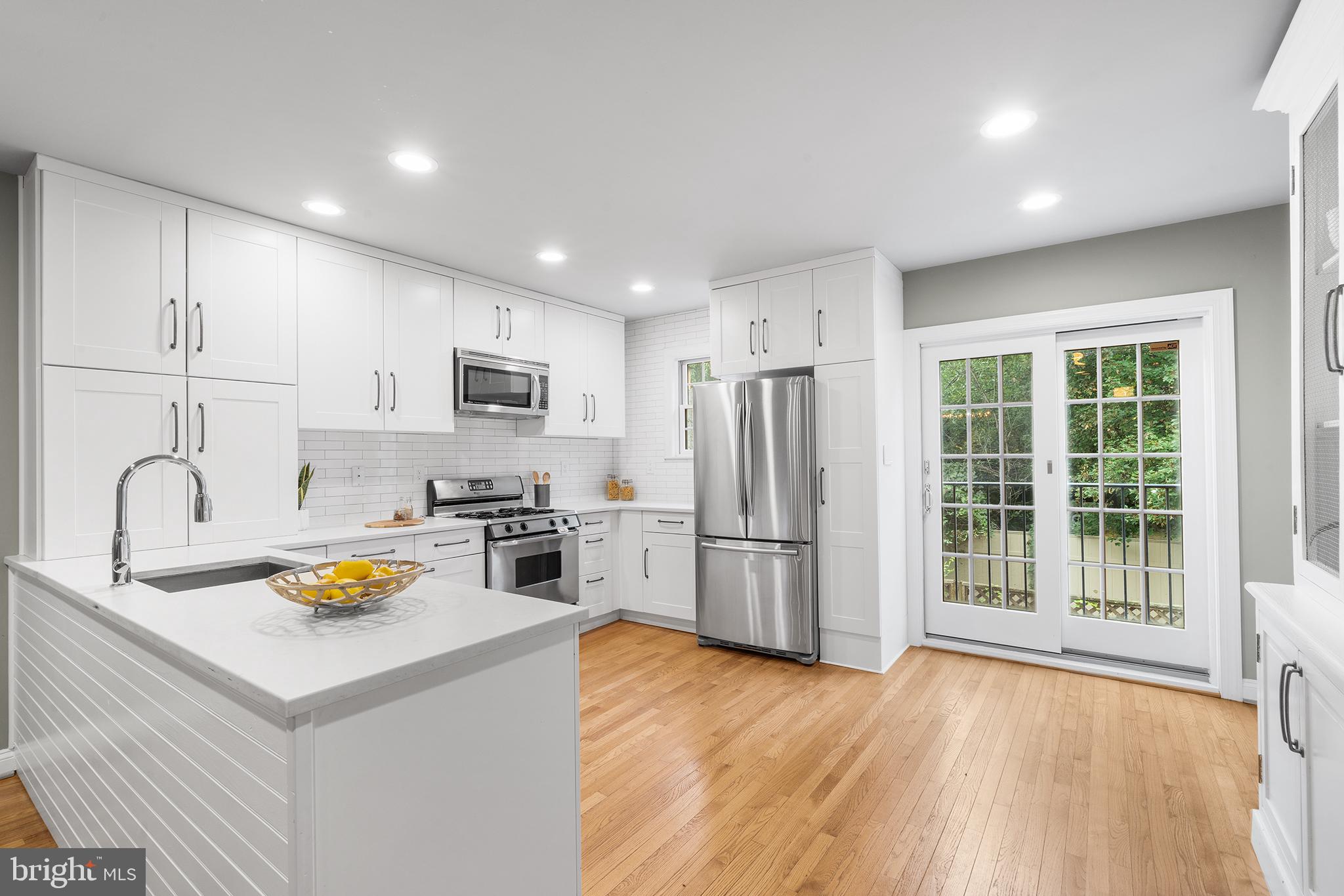 QUEEN VILLAGE - Residential