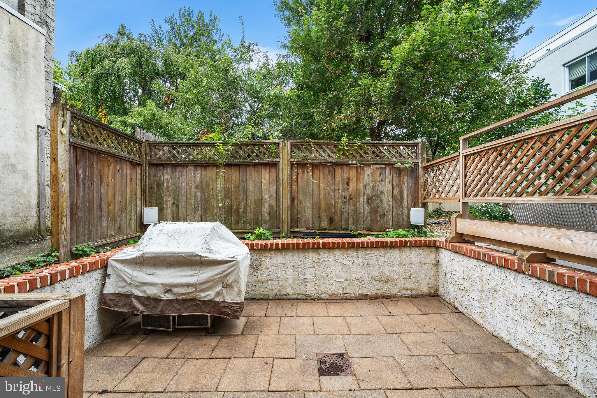 QUEEN VILLAGE - Residential