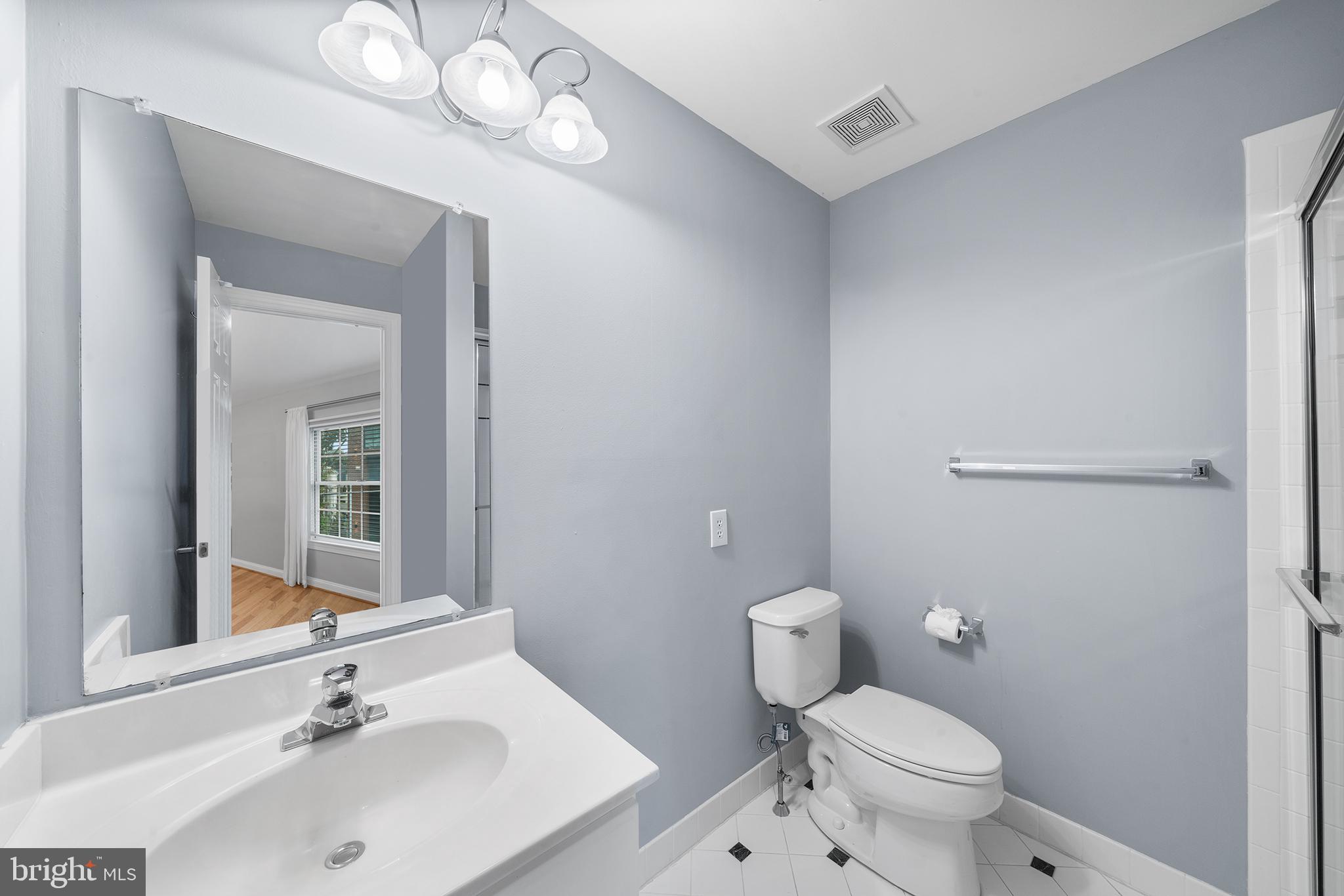 QUEEN VILLAGE - Residential