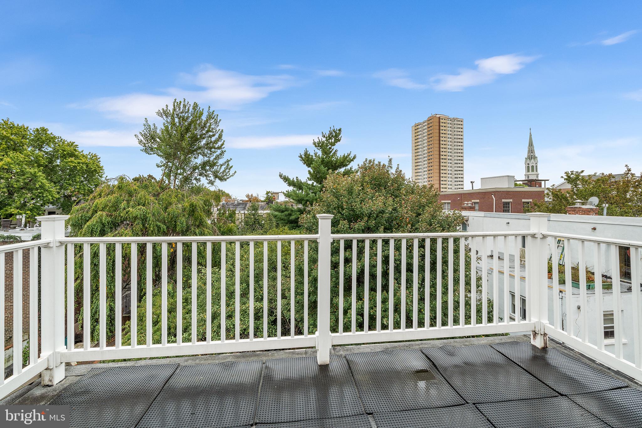 QUEEN VILLAGE - Residential