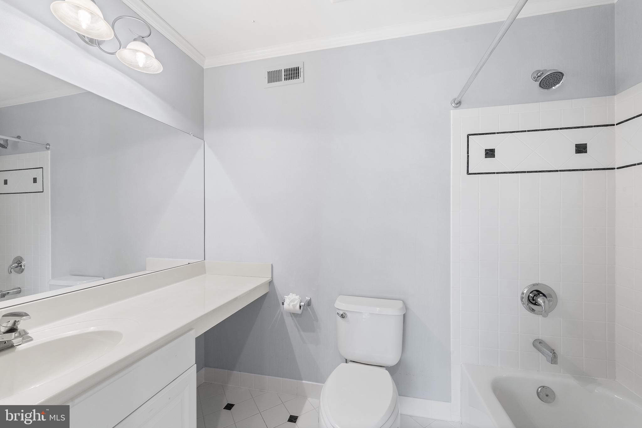 QUEEN VILLAGE - Residential