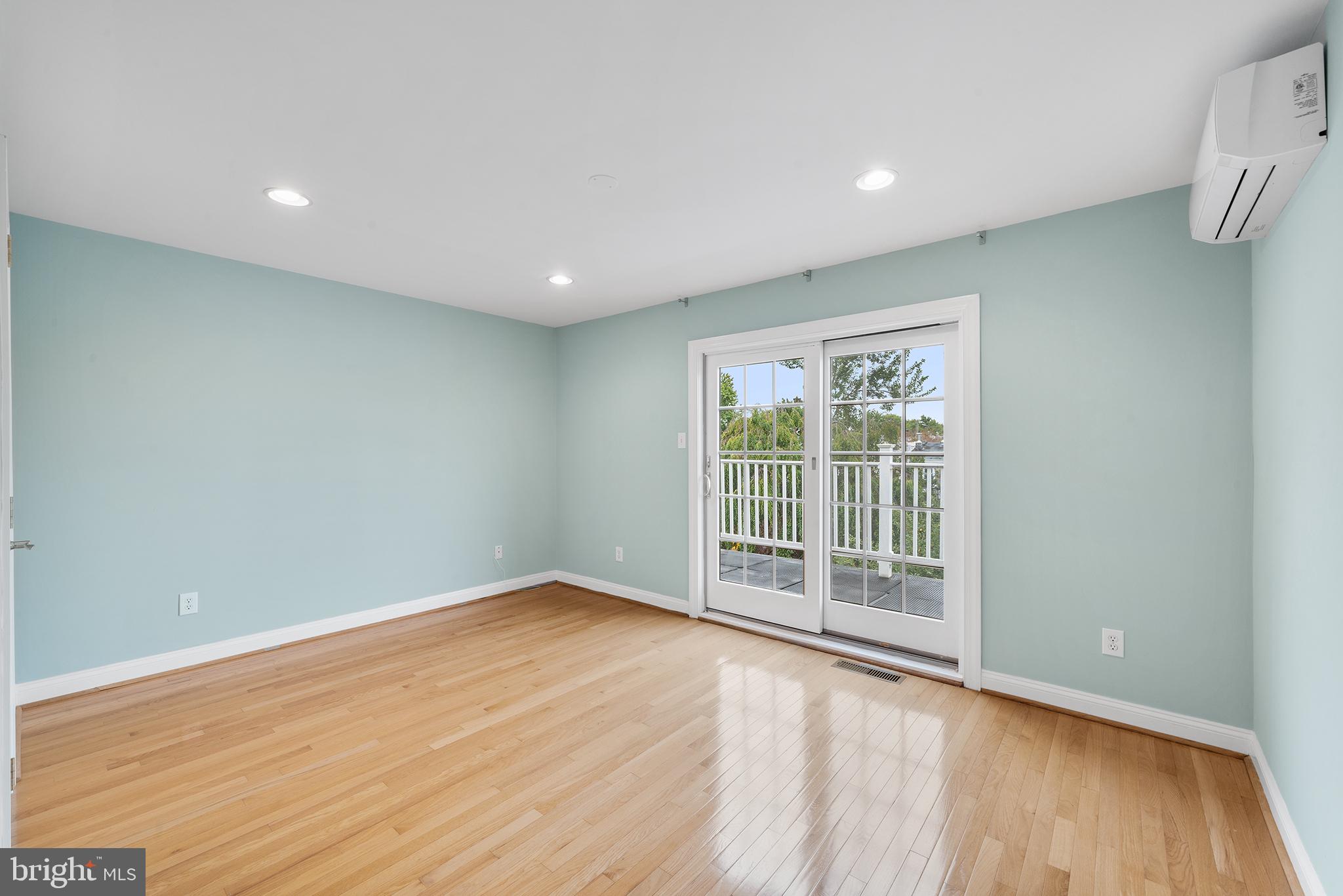 QUEEN VILLAGE - Residential