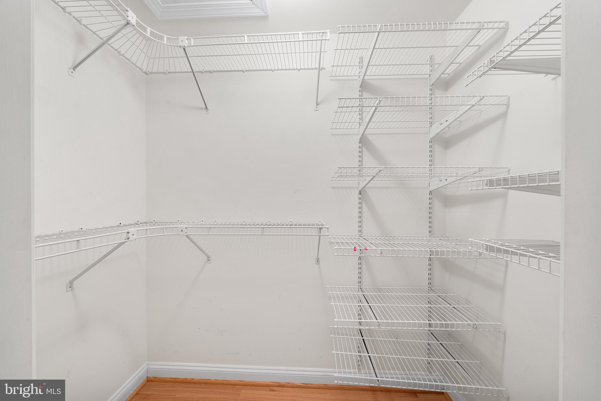 QUEEN VILLAGE - Residential