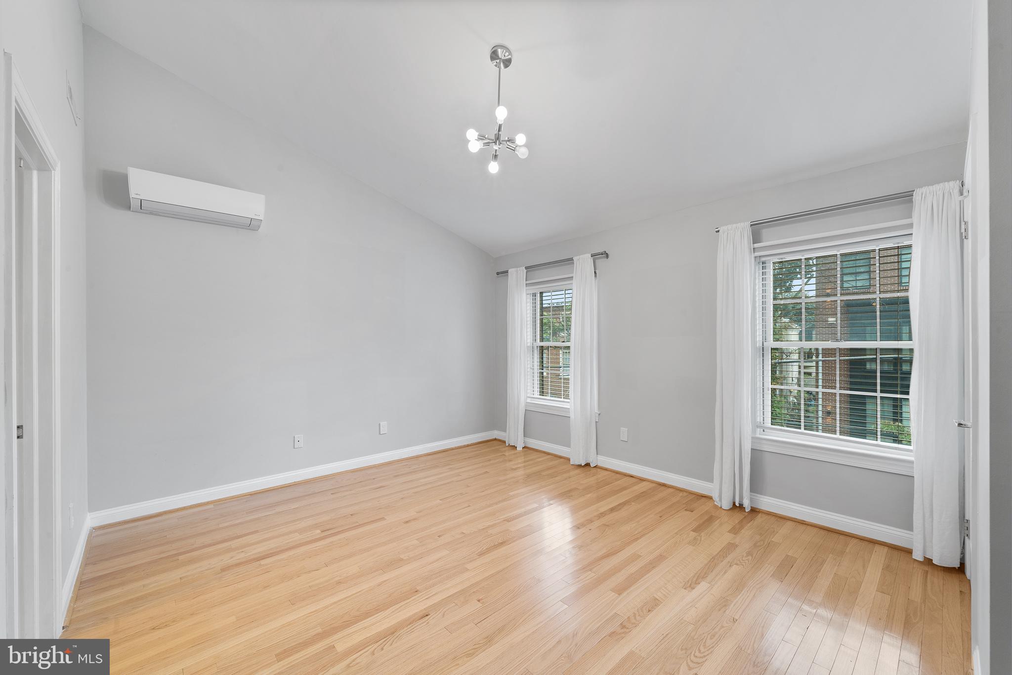 QUEEN VILLAGE - Residential