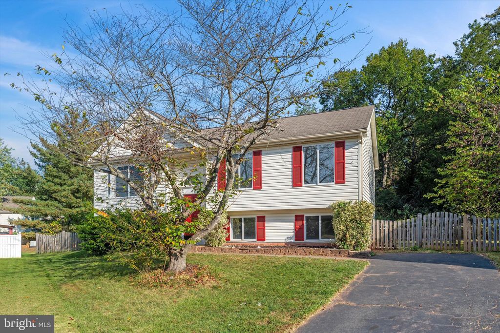Photo of 10285 Long Hill Court, MANASSAS, VA 20110 (MLS # VAMN2009356)
