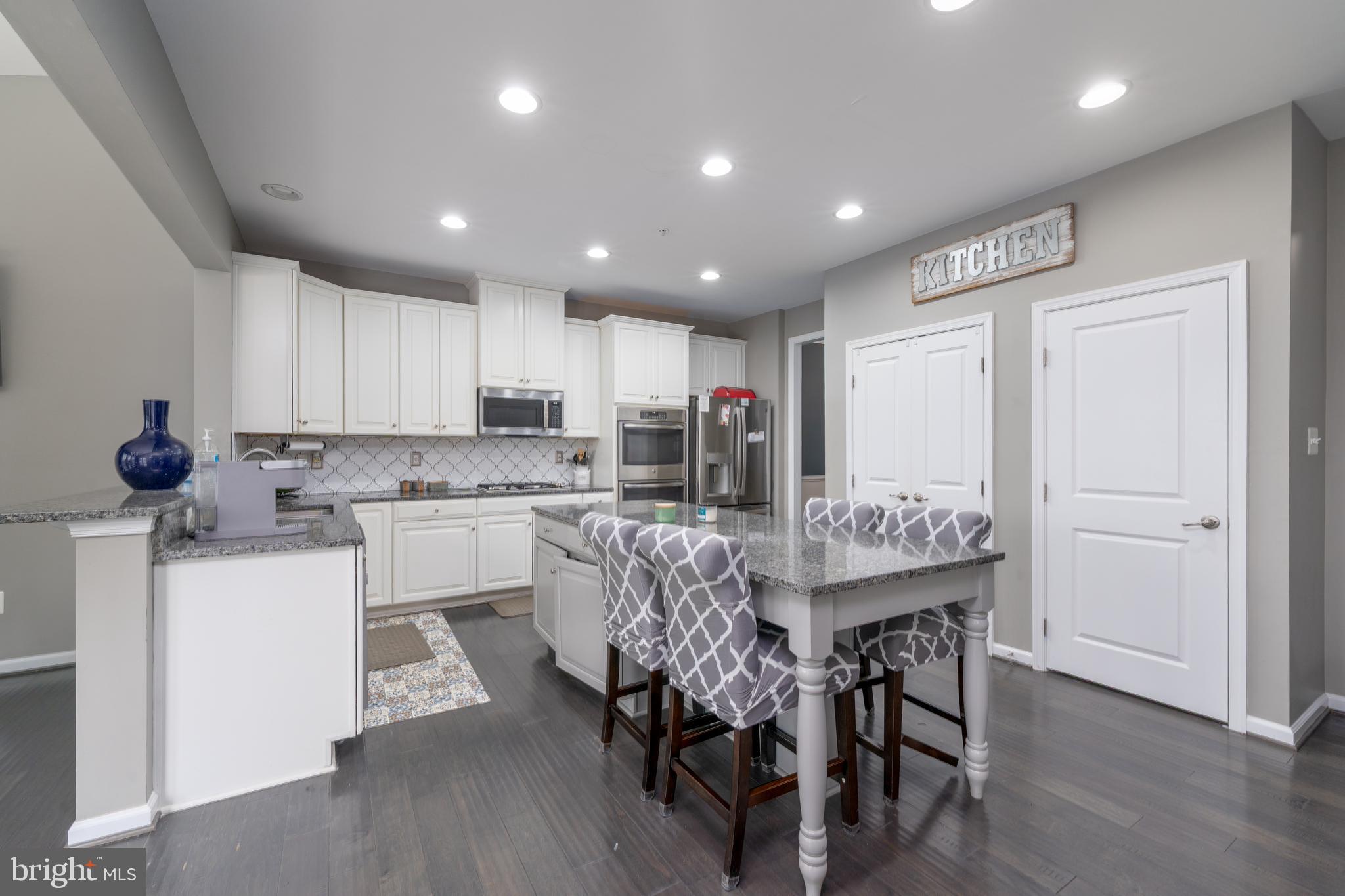 810 AMHERST LANE