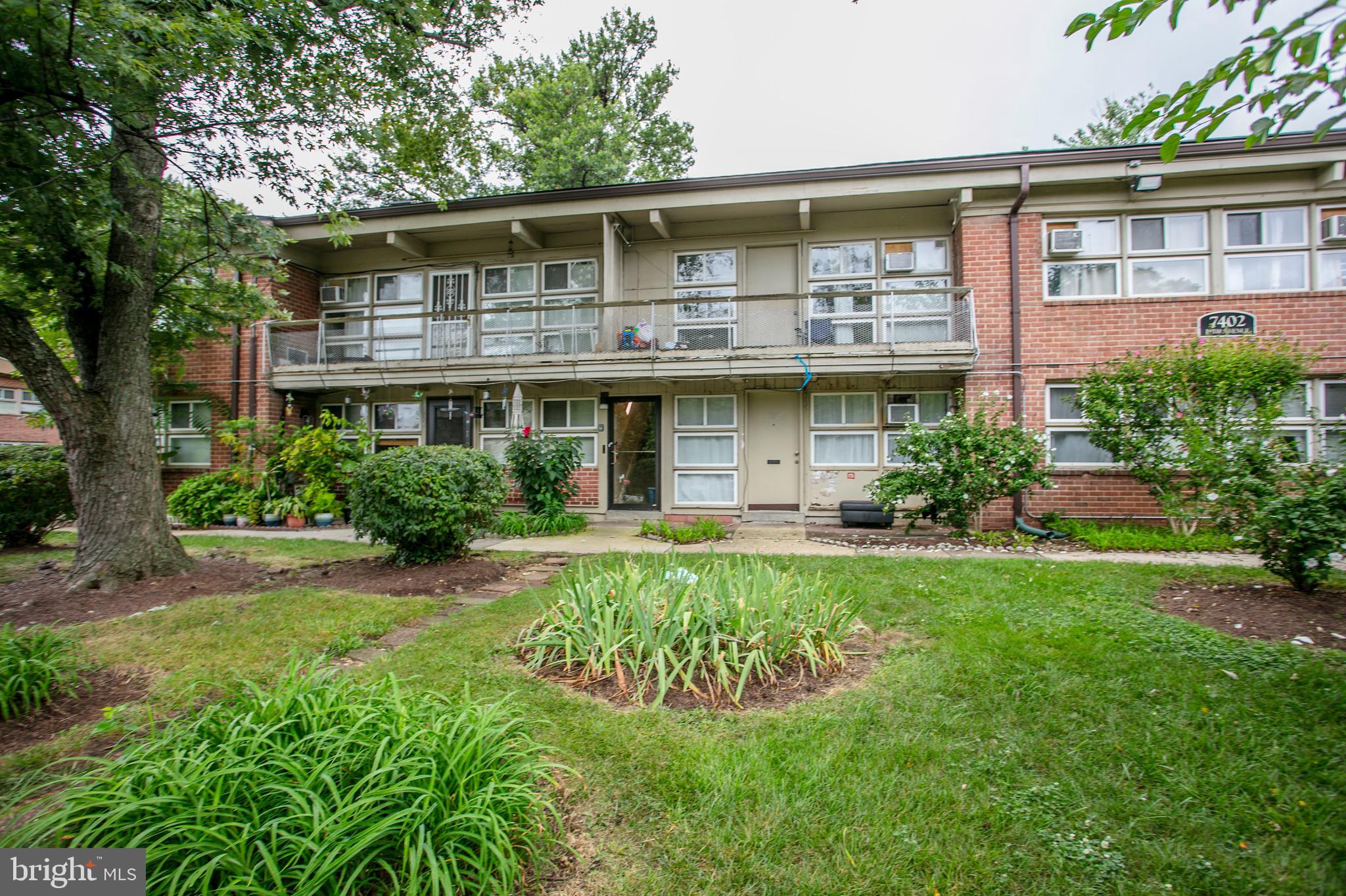 Renovated 2BR/1BA condo with modern kitchen, new appliances, updated bath, new flooring, freshly painted, and more. Move-in ready & conveniently located!