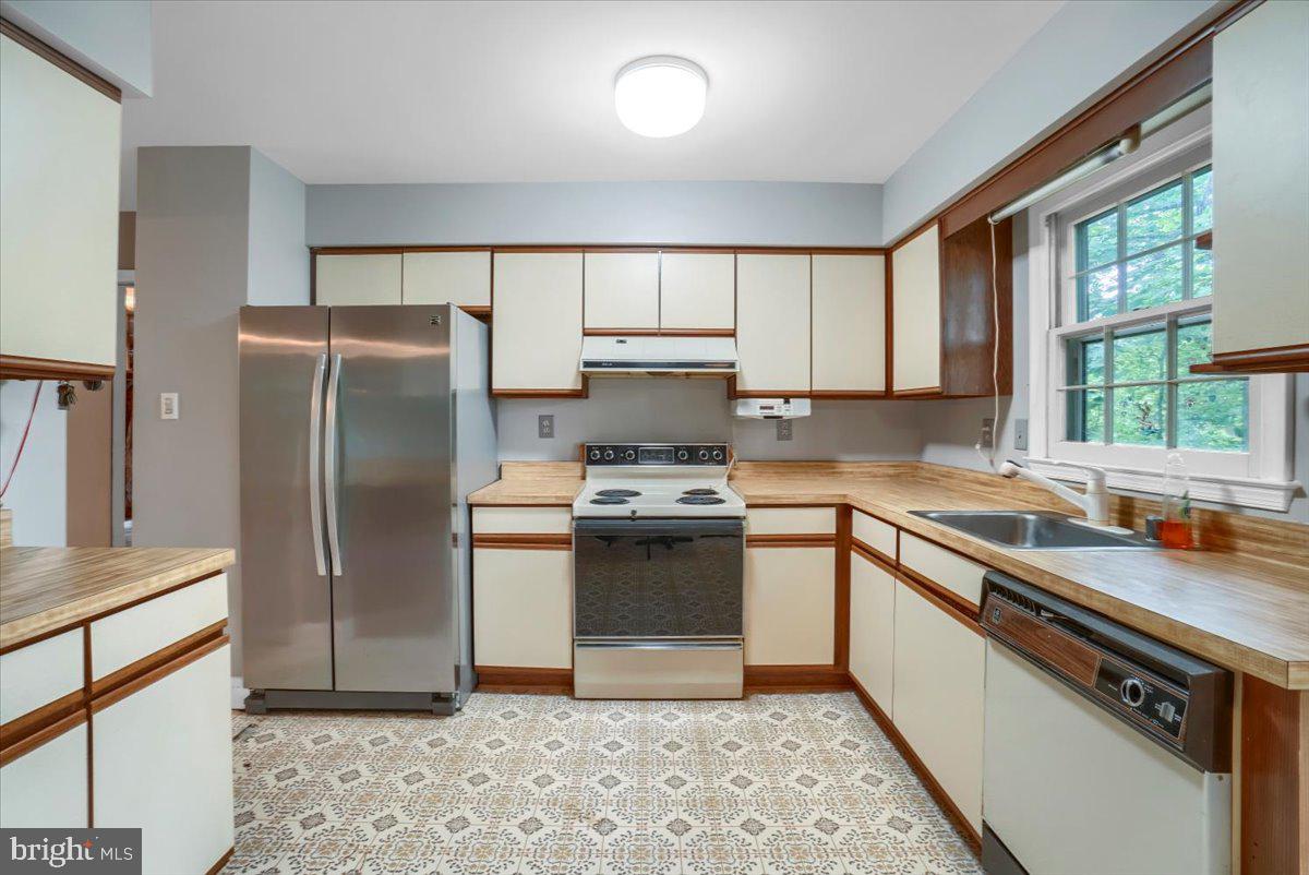 TIMBERLAKE ESTATES - Residential