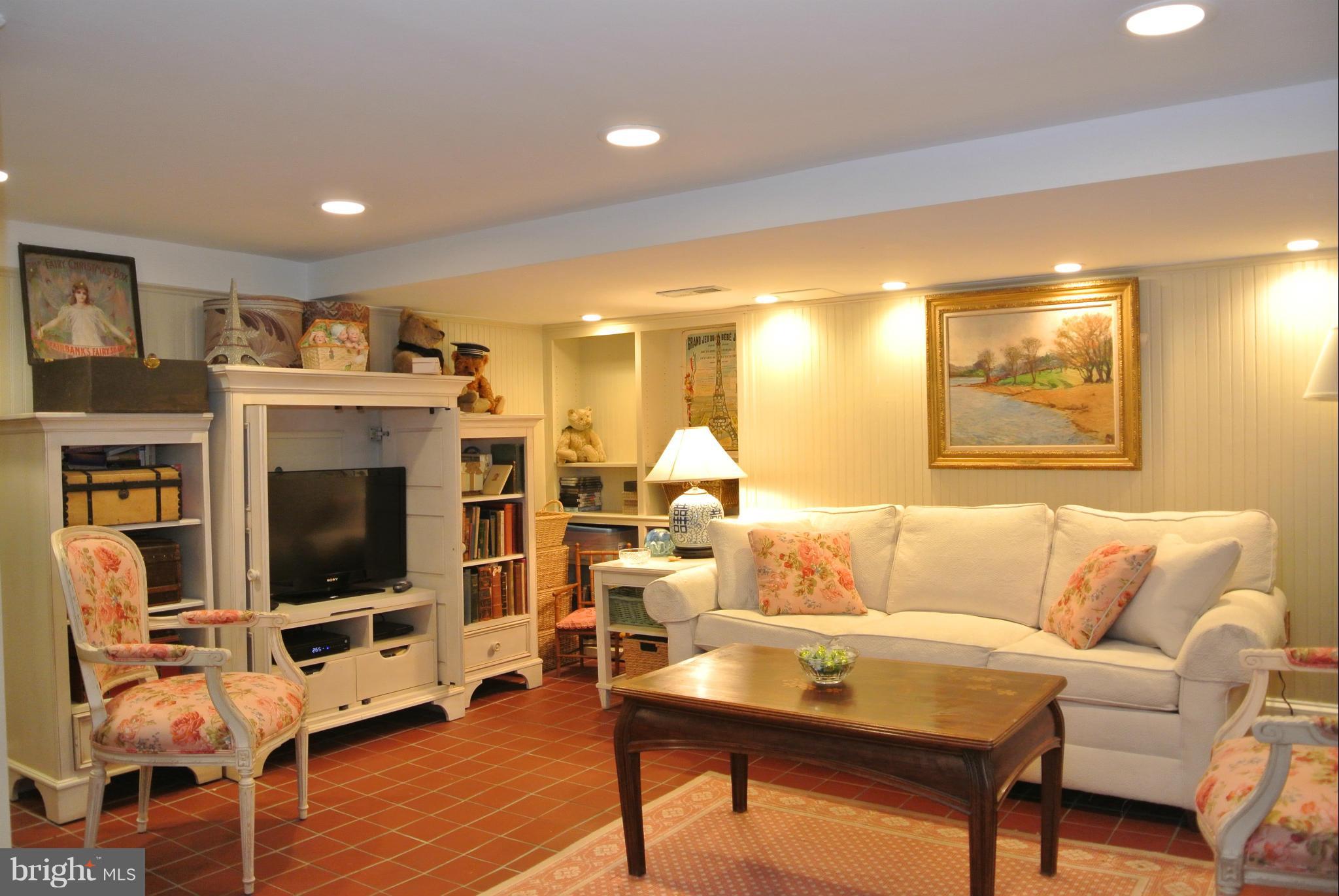 ROLAND PARK - Residential Lease