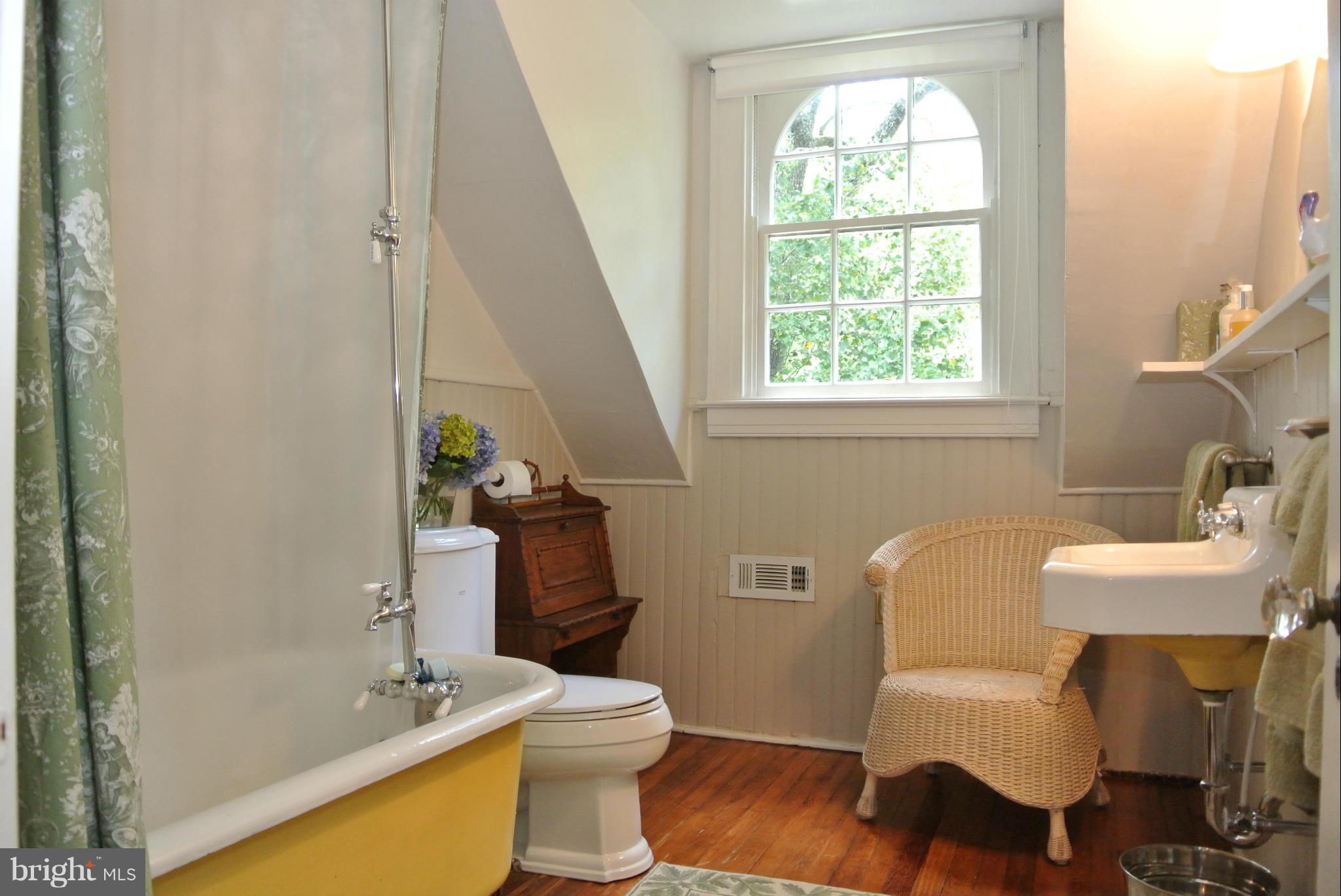 ROLAND PARK - Residential Lease