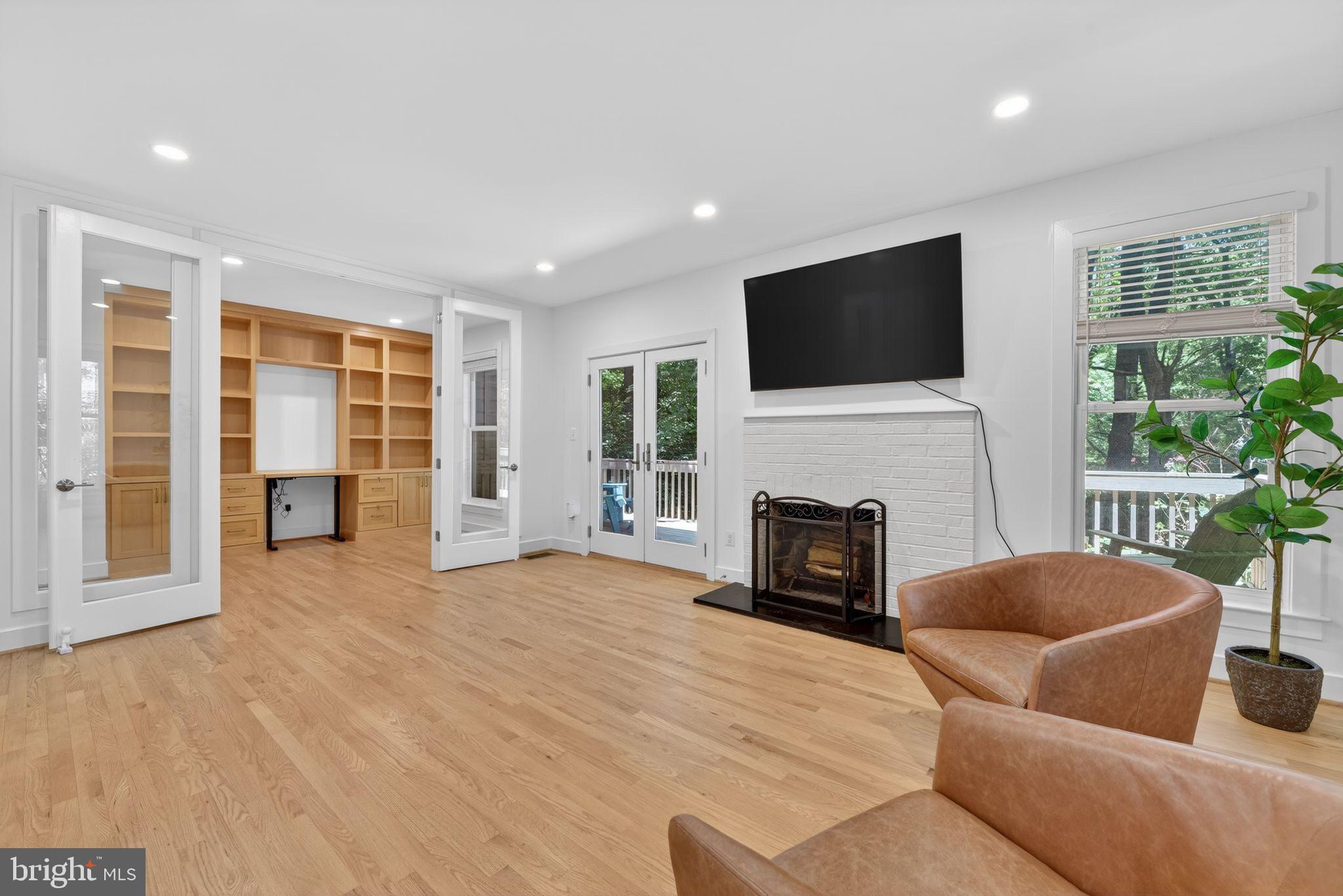 1605 APRICOT COURT