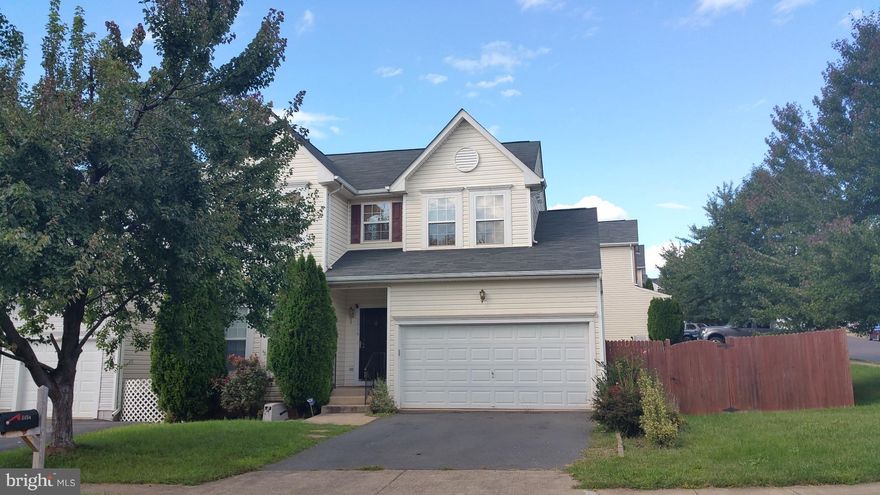 GREAT NEW PRICING - Ideal Corner Unit in Culpeper, Virginia - Semi-detached corner end unit with fenced in back yard, walk up basement and rear entrance. Spacious--Needs some paint and carpet.  Close to major shopping, schools & accessibility to major roadways for commuting.  Don't miss your opportunity to view this property and make an offer for purchase!