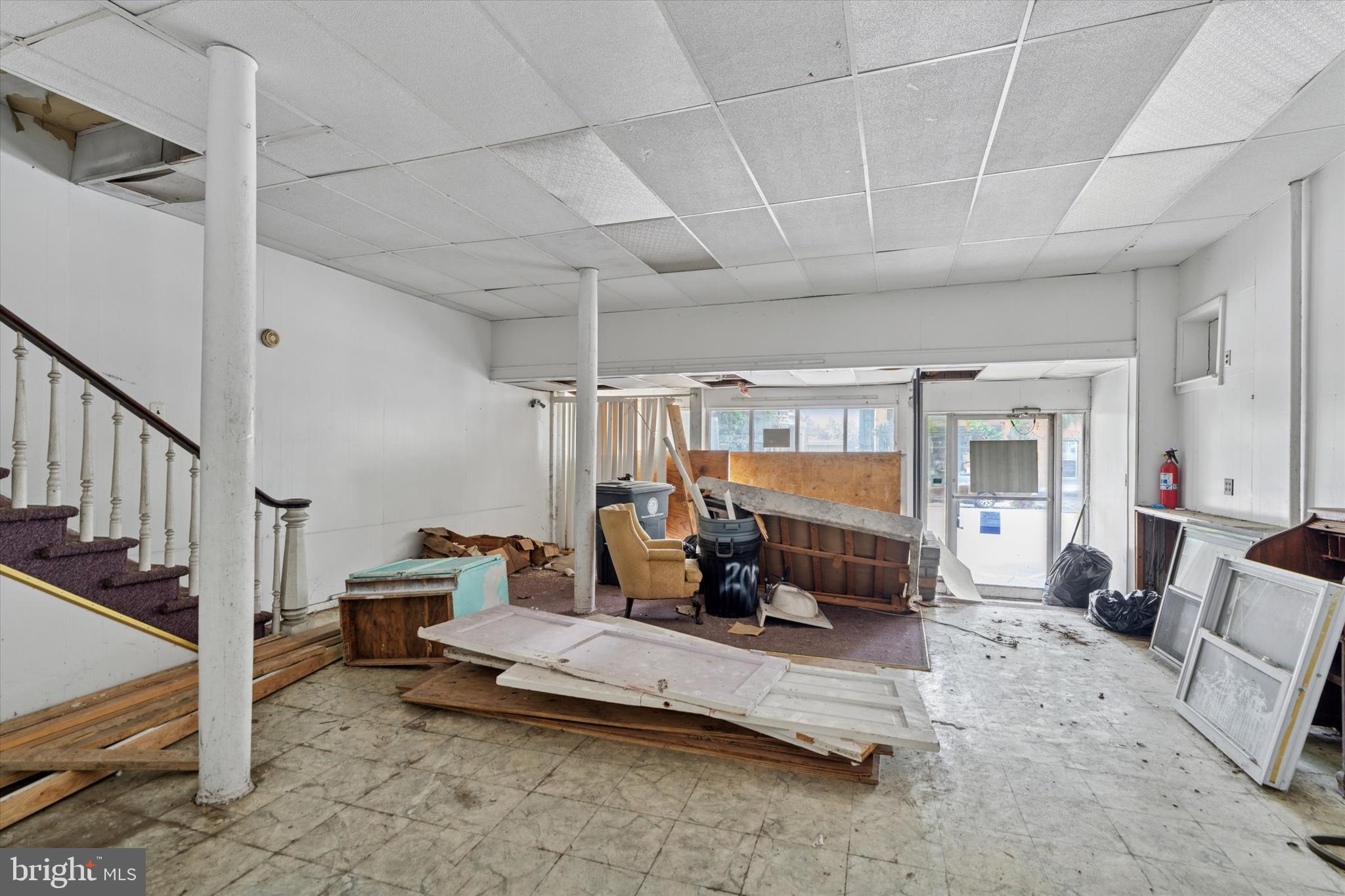 Main image without alt text