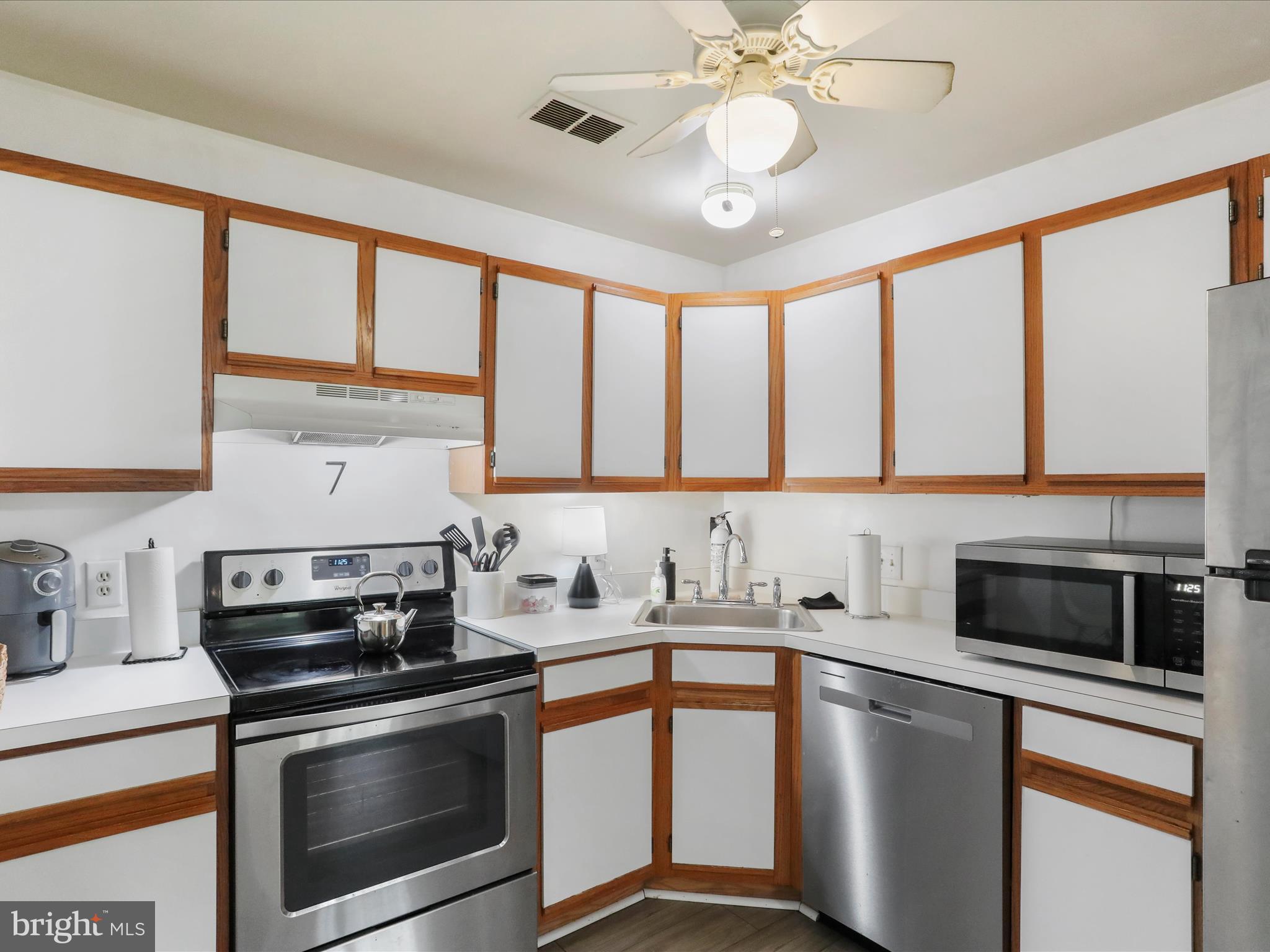 LAKESIDE CONDOS - Residential