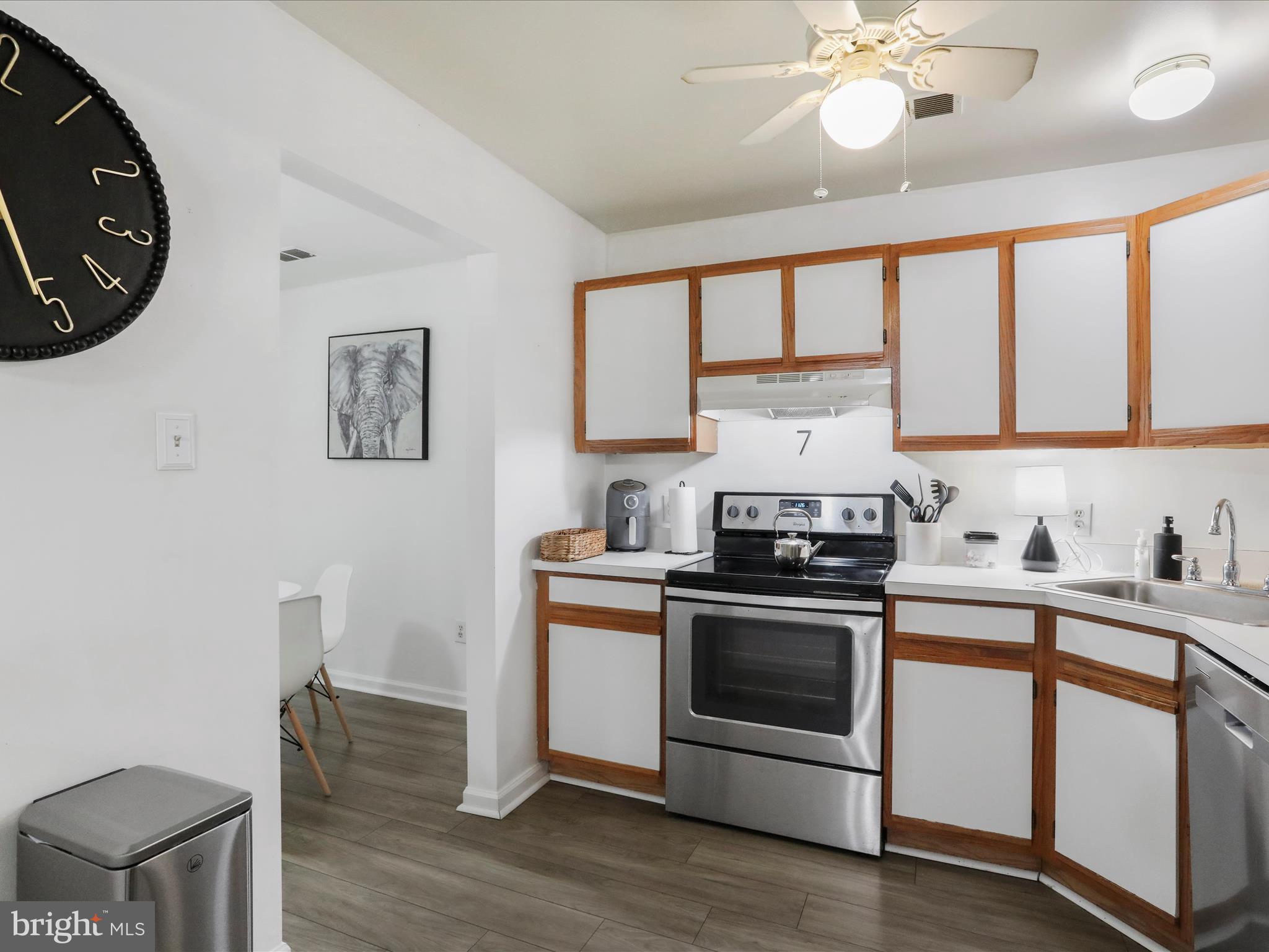 LAKESIDE CONDOS - Residential