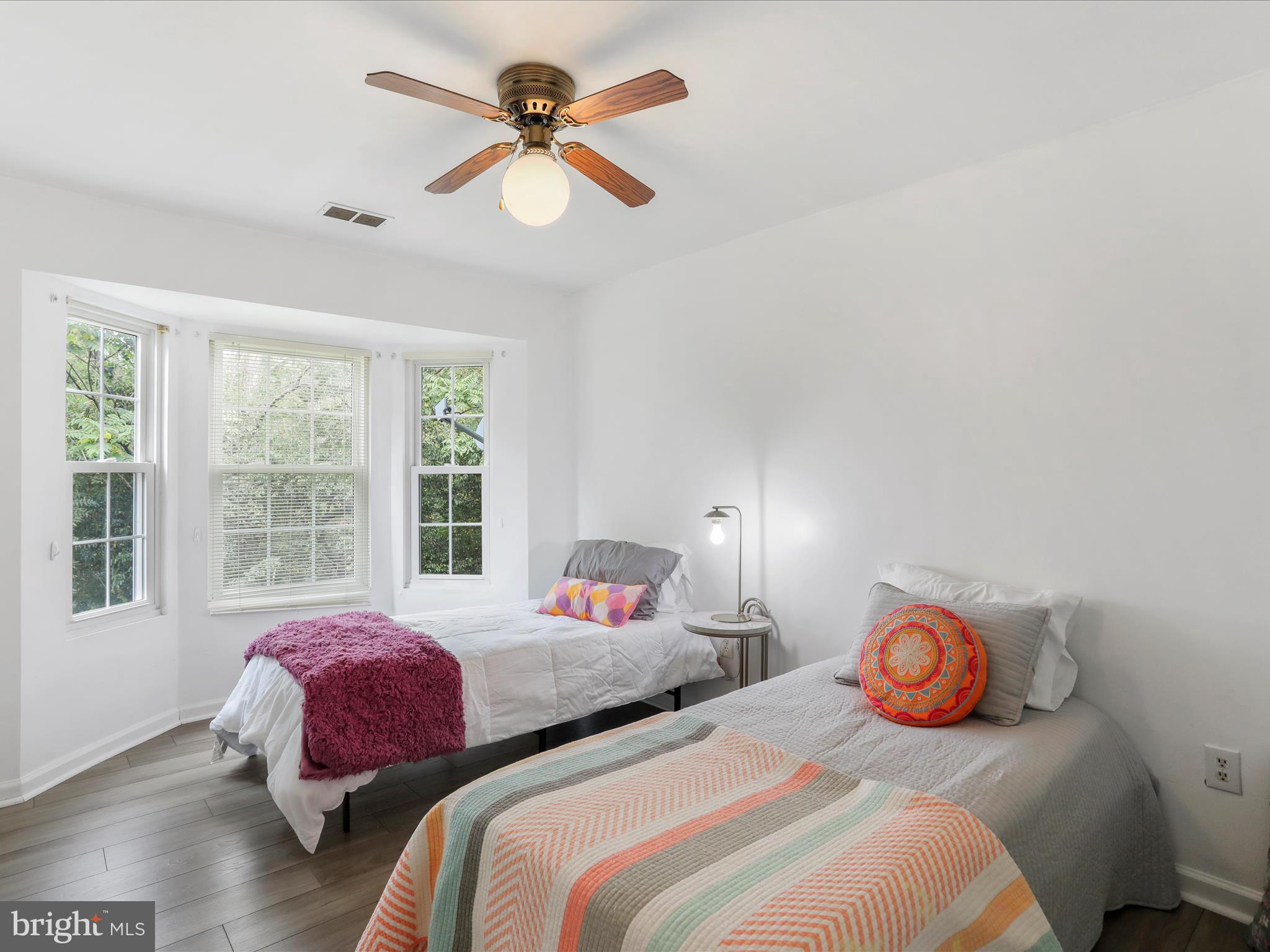 LAKESIDE CONDOS - Residential