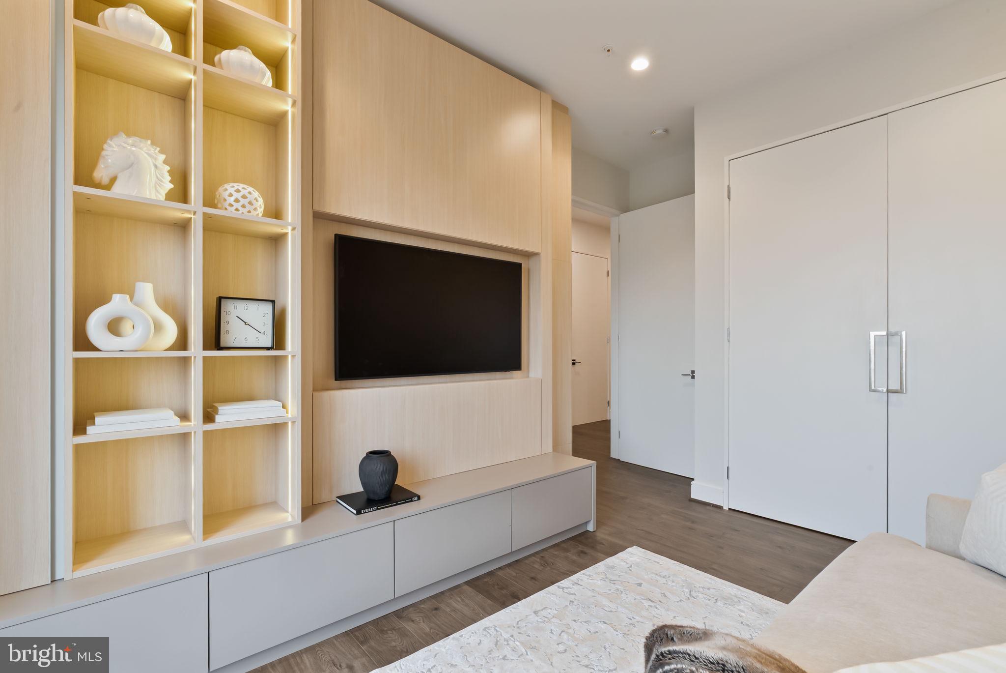 625 SLATERS LANE 402