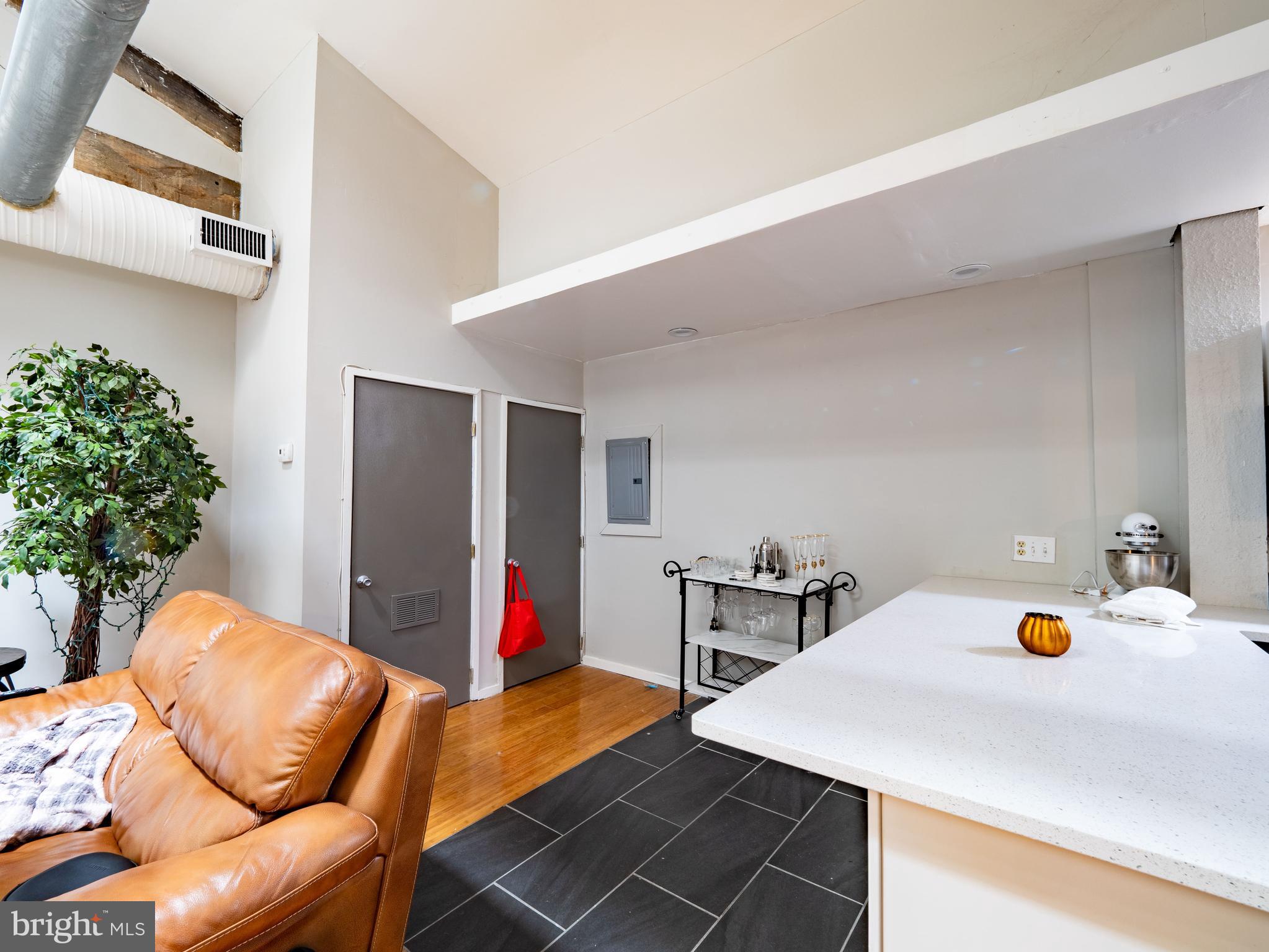 QUEEN VILLAGE - Residential Income